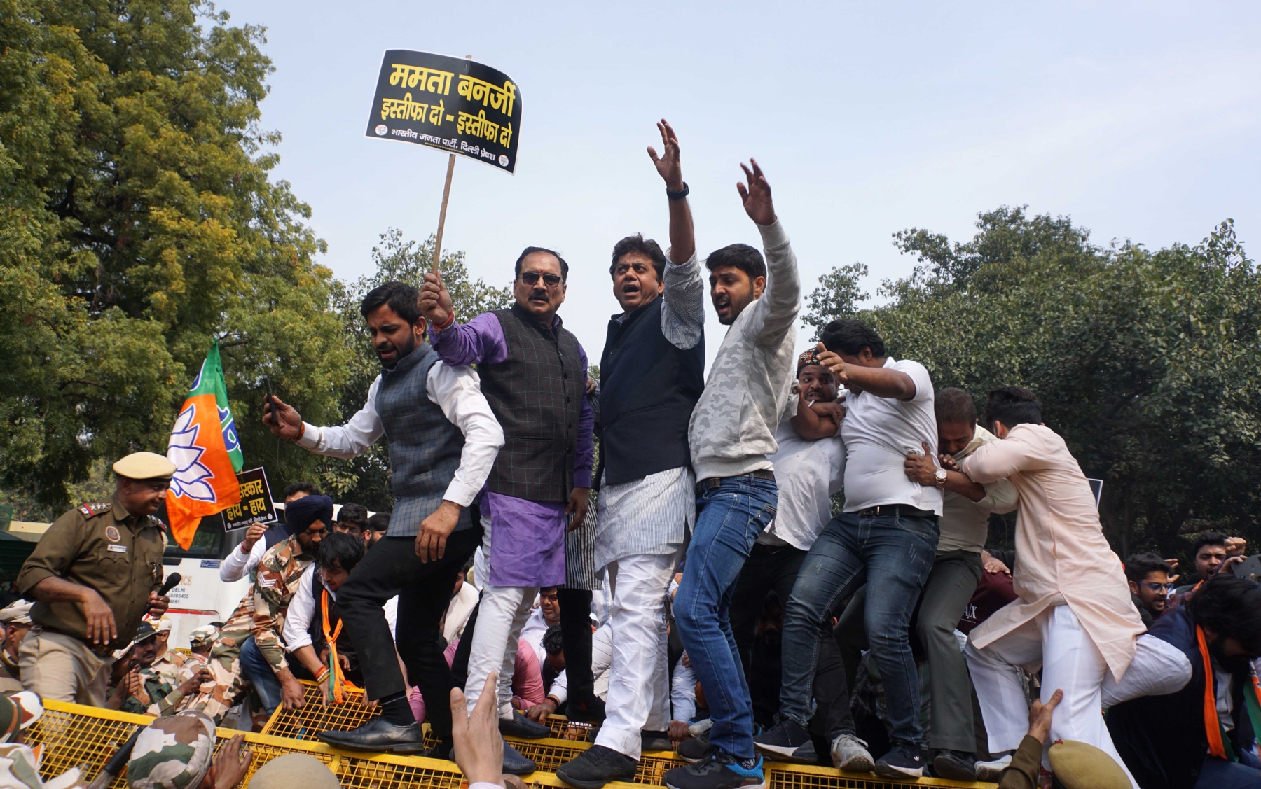 दिल्ली भाजपा कार्यकर्ताओं ने शुक्रवार 1 मार्च को नई दिल्ली में संदेशखाली मुद्दे पर पश्चिम बंगाल सरकार के खिलाफ विरोध प्रदर्शन किया।