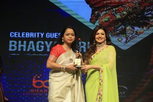 Actress Bhagyashree honored the best achievers by giving them trophy, memento and certificate.