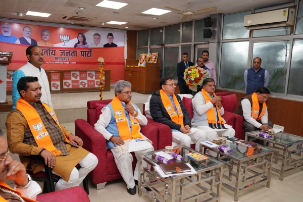 बालवीर रोड स्थित भाजपा प्रदेश मुख्यालय में मुख्यमंत्री धामी और प्रदेश प्रभारी दुष्यंत गौतम की मौजूदगी में बैठक।