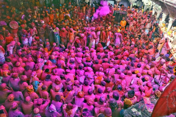 रंग गुलाल में सराबोर श्रीजी मंदिर का प्रांगण 