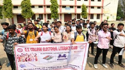 जबलपुरः जीएस और नवयुग कॉलेज के छात्र-छात्राओं ने निकाली मतदाता जागरूकता रैली