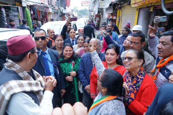मुख्यमंत्री पुष्कर सिंह धामी डाकरा बाजार में लाभार्थियों से जानकारी लेते।