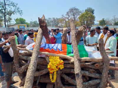 बीजापुर : जिला मुख्यालय में किया गया भाजपा नेता तिरुपति का अंतिम संस्कार