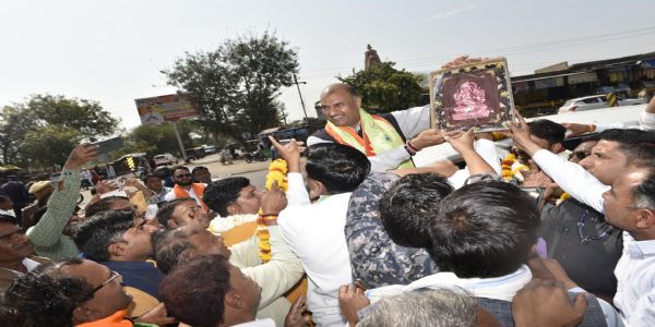 प्रदेशाध्यक्ष सीपी जोशी ने मेहंदीपुर बालाजी के दर्शन कर मुरलीपुर में लाभार्थियों के साथ किया संवाद