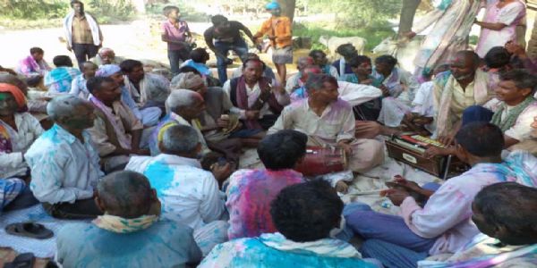 हमीरपुर के एक गांव में होलिका दहन के आठवें दिन मनाई जाती है होली
