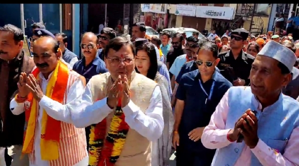 मुख्यमंत्री धामी डीडीहाट में अल्मोड़ा उम्मीदवार के समर्थन में रोड शो करते।