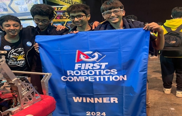 रोबोटिक्स विश्व चैम्पियनशिप के लिए क्वालीफाई टीम का फोटो 