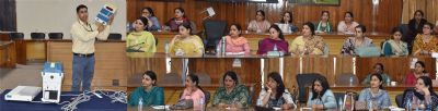 महिला मतदान कर्मियों के लिए उधमपुर में ई.वी.एम का प्रशिक्षण कार्यक्रम आयोजित किया गया