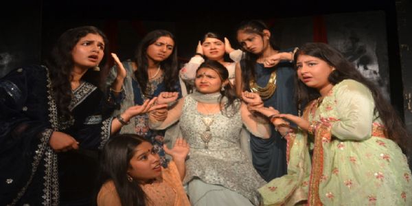 विश्व रंगमंच दिवस के उपलक्ष्य पर रिहर्सल नाटक का मंचन किया