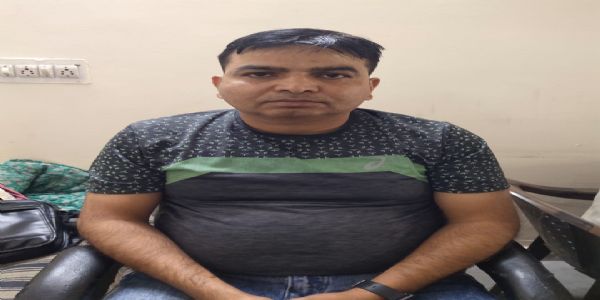 रिश्वत लेते पुलिस उपनिरीक्षक गिरफ्तार