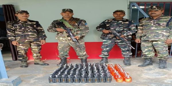 एसएसबी ने छापेमारी के दौरान नेपाली शराब की 175 बोतलें की जब्त