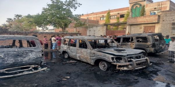 आदमपुर कोनिया में बारातियों की खड़ी चार कारों में आग लगी, तीन जलकर खाक