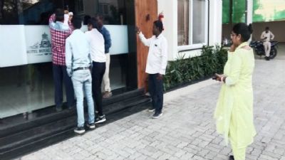 इंदौरः अग्निशमन व्यवस्था दुरुस्त नहीं पाये जाने पर होटल रॉयल इंपेरिया को किया गया सील