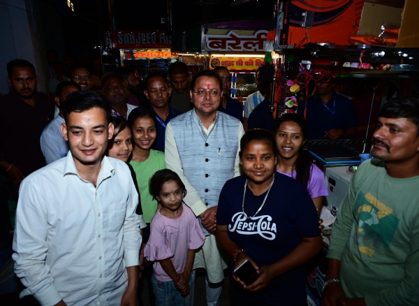 मुख्यमंत्री धामी खटीमा बाजार में चाट का आनंद लेते हुए।