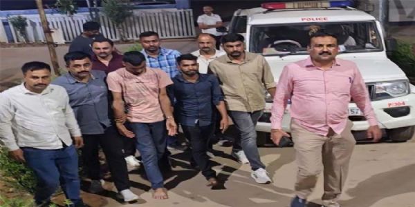 सलमान खान हाउस फायरिंग मामले के आरोपितों को पुलिस ने पुजारी के भेष में किया था गिरफ्तार
