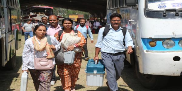 जबलपुर: चाक चौबंद व्यवस्था के बीच सामग्री लेकर मतदान कराने रवाना हुये मतदान दल