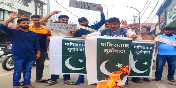 कश्मीर में लक्षित हत्या के विरोध में प्रदर्शन