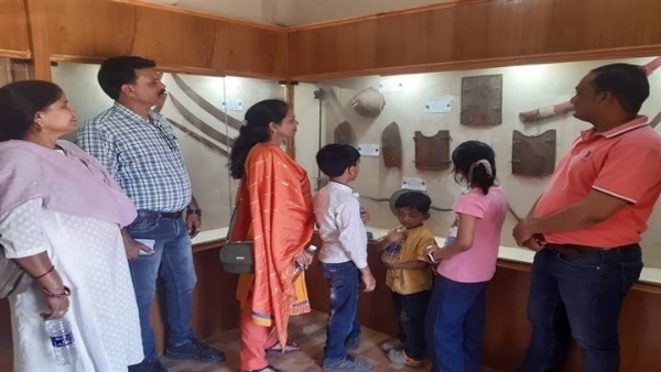 ग्वालियरः विश्व विरासत दिवस पर पुरातत्व संग्रहालय गूजरी महल में अस्त्र-शस्त्र दीर्घा का लोगों ने किया अवलोकन