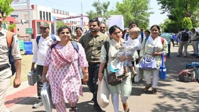 जबलपुरः मतदान सामग्री लेकर केन्द्रों पर पहुंचे मतदान दल