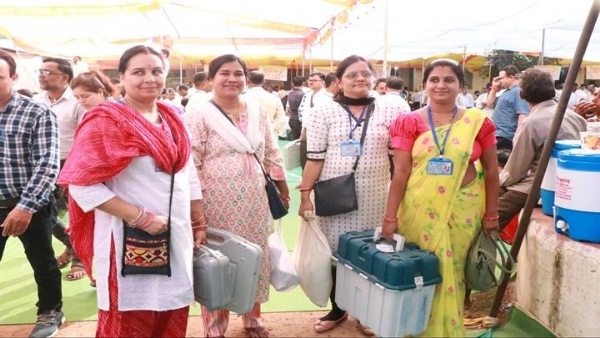 बालाघाटः चेहरे पर चिंताएं नहीं, कंधों पर जिम्मेदारी लेकर मतदान केन्द्र पहुंचे दल