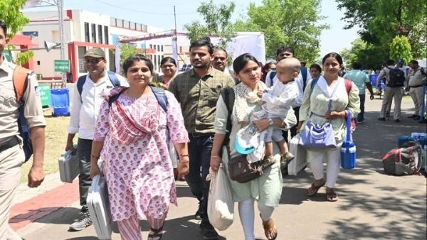 जबलपुरः मतदान सामग्री लेकर केन्द्रों पर पहुंचे मतदान दल