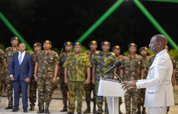 केन्या के राष्ट्रपति रुटो सैन्य प्रमुख ओगोला के हादसे में मारे जाने की जानकारी देते हुए।