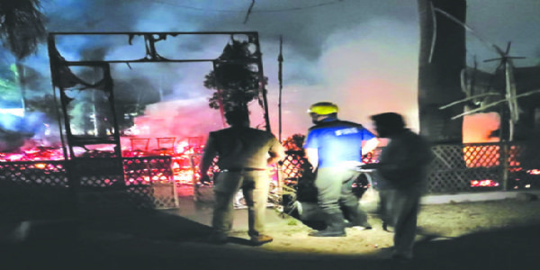 पेट्रोल पंप के पास की झोपड़ियों में आग लगने हड़कंप, कई दुकानें जलीं