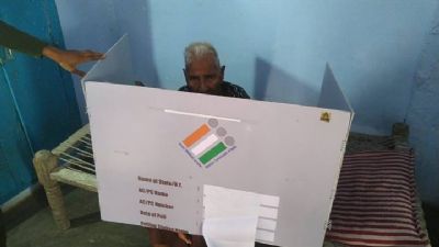ग्वालियरः जीवन के 94 बसंत देख चुके मानकचंद ने अपने घर से डाला वोट