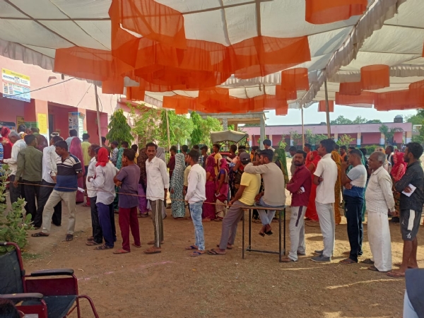 झालावाड में एक बूथ पर मतदान के लिए लगी कतार