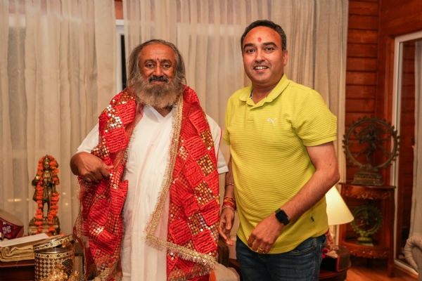 आध्यात्मिक गुरु श्री श्री रविशंकर से मिलते हुए उनके एक अनुयायी।