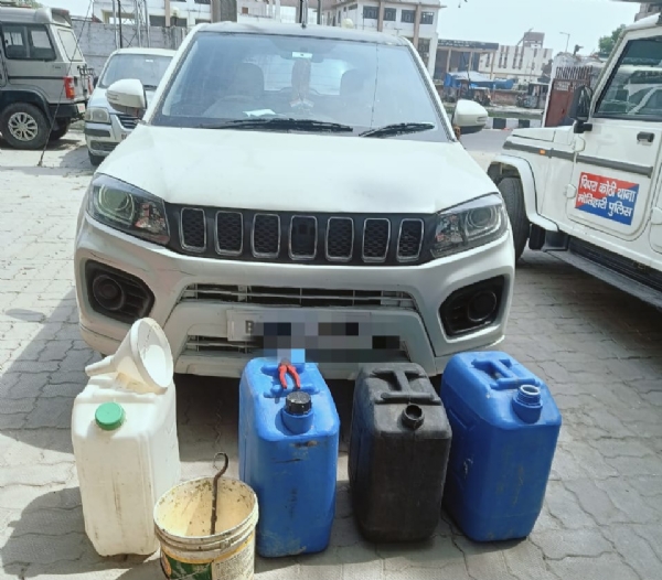 पुलिस टीम के गिरफ्त में शराब कारोबारी व जब्त स्प्रिट टैकर व कार