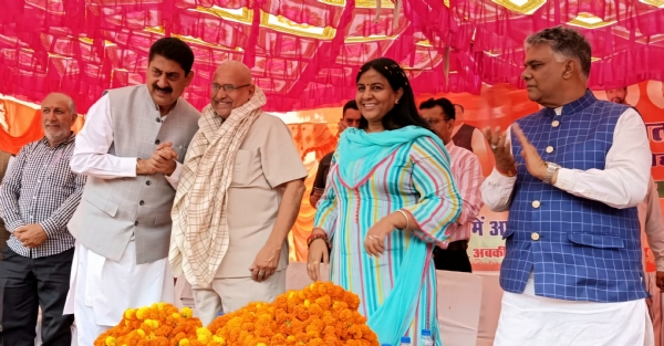 फतेहपुर में आयोजित पन्ना प्रमुख सम्मलेन में भाजपा प्रदेश प्रभारी का स्वागत करते हुए भाजपा नेता राकेश पठानिया।