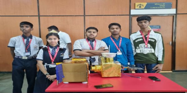 यू.एस. एकेडमी के विद्यार्थियों के उपग्रह देख प्रभावित हुए इसरो के वैज्ञानिक
