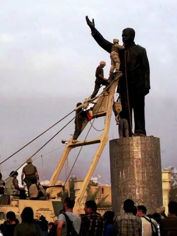 बगदाद के फिरदौस स्क्वायर में नौ अप्रैल, 2003 को अमेरिकी सैनिकों की मौजूदगी में भीड़ ने 12 फीट ऊंची सद्दाम हुसैन की मूर्ति को गिरा दिया। अमेरिकी सैनिकों की मदद से मूर्ति के गले में लोहे की जंजीर डाली गई। फिर उसे अमेरिकी सेना के वाहन से बांधकर खींचा गया और अगले ही पल मूर्ति जमींदोज हो गई। फोटो-इंटरनेट मीडिया