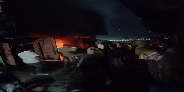 टेंट हाउस के गोदाम में लगी आग, दमकल विभाग की चार गाड़ियां मौके पर