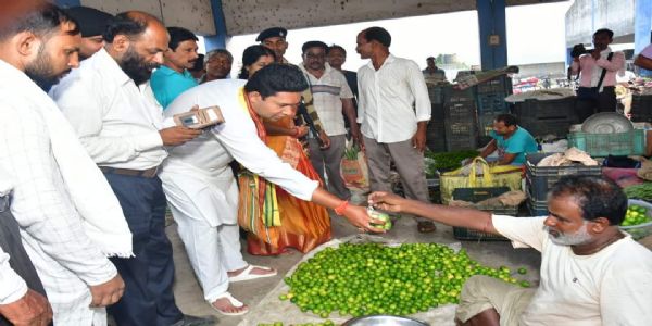 किसान मंडी में किसानों से मिले कबीर शंकर बोस