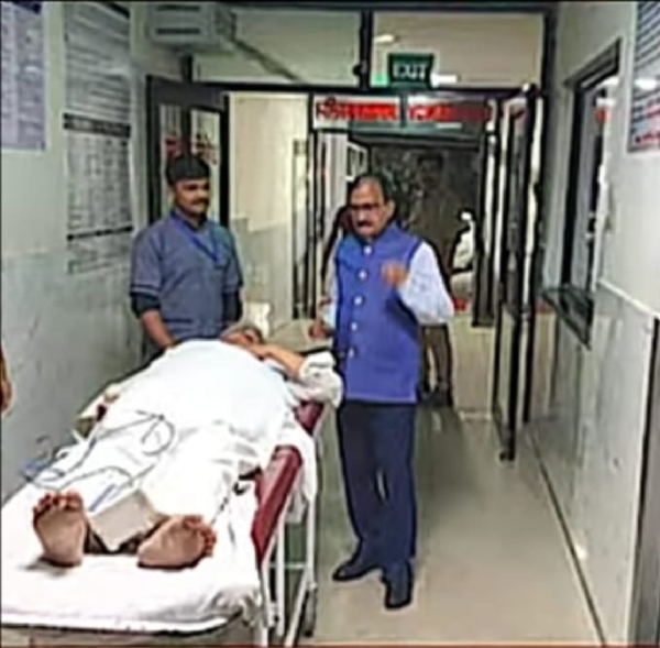 भाजपा के राष्ट्रीय महामंत्री दुष्यंत गौतम का निजी अस्पताल में हाल-चाल पूछते वहां पर विनोद अग्रवाल।