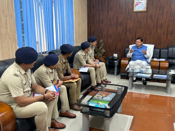 मुख्यमंत्री पुष्कर सिंह पंतनगर एयरपोर्ट पर ऊधम सिंह नगर जनपद की कानून व्यवस्था की समीक्षा।
