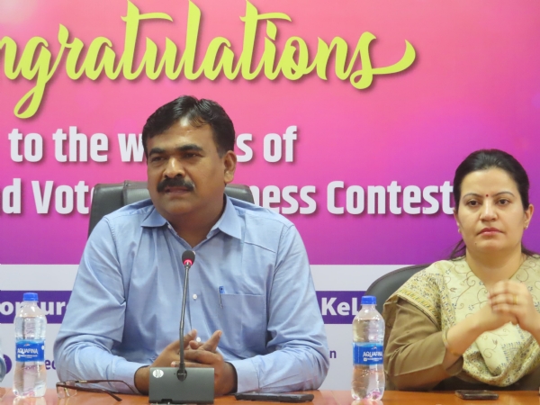पत्रकारों से बातचीत करते के रवि कुमार और नेहा अरोड़ा