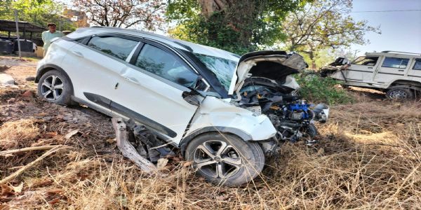 लातेहार में पेड़ से टकराई तेज रफ्तार कार, दो की मौत