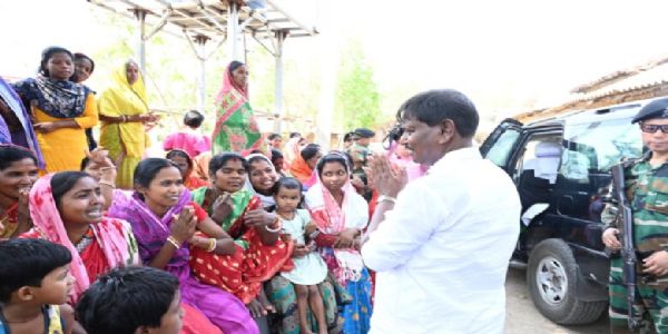 भाजपा प्रत्याशी अर्जुन मुंडा ने तमाड़ प्रखंड के गांवों में किया जनसंपर्क