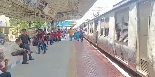 बालीगंज स्टेशन के पास आग लगने से सियालदह शाखा पर ट्रेनों की आवाजाही बाधित