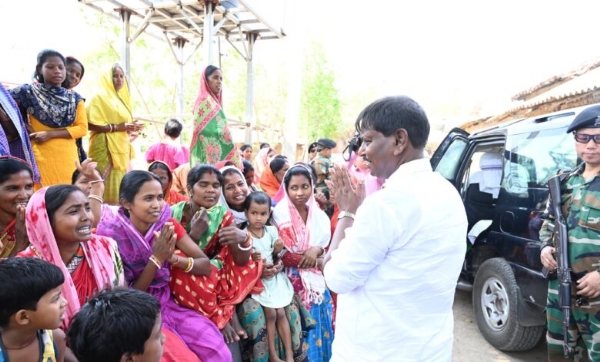 ग्रामीणों से संवाद करते हुए अर्जुन मुंडा