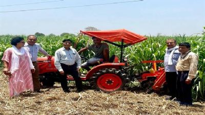 जबलपुरः कृषि अधिकारियों ने किया आधुनिक कृषि यंत्रों से की जा रही खेती का अवलोकन