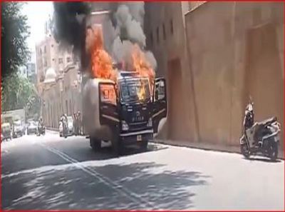 लखनऊ: राजभवन के पास पुलिस वाहन में लगी आग