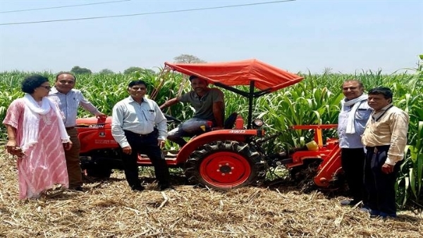 जबलपुरः कृषि अधिकारियों ने किया आधुनिक कृषि यंत्रों से की जा रही खेती का अवलोकन