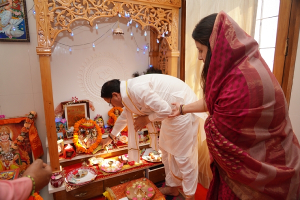 मुख्यमंत्री पुष्कर सिंह धामी अपने शासकीय आवास पर पत्नी के साथ पूजा करते हुए।