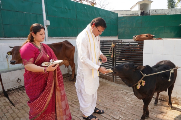 मुख्यमंत्री पुष्कर सिंह धामी अपने शासकीय आवास पर पत्नी के साथ पूजा करते हुए।