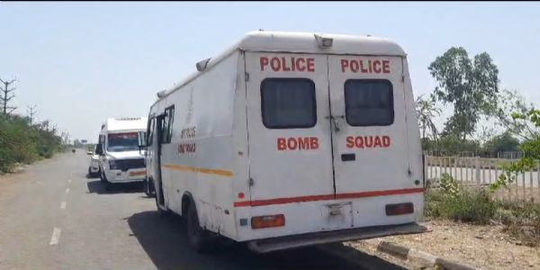 जबलपुर : दिल्ली से आई टीम ने बमों को किया नष्ट, रहवासियों से खाली कराया क्षेत्र