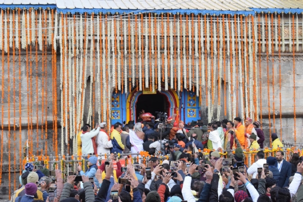 बाबा केदारनाथ के कपाट खुले। मुख्यमंत्री पुष्कर सिंह धामी मौजूद। बाबा केदारनाथ के कपाट खुले। मुख्यमंत्री पुष्कर सिंह धामी मौजूद।